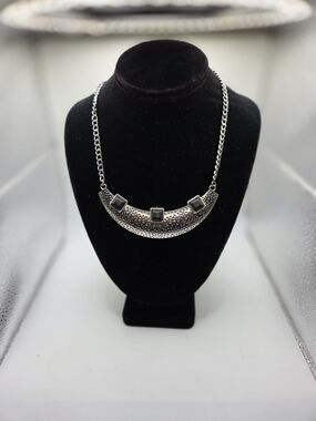 PAPARAZZI JEWELRY Choker Style Necklace NWT Silver Tone